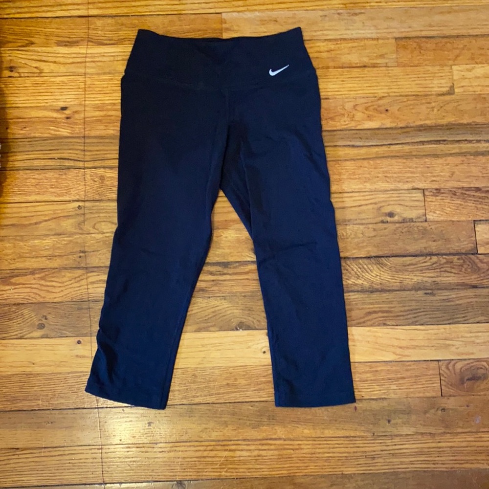 Black Nike cropped leggings